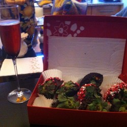 Champagne and chocolate strawberries with my momma 💜😊 #chocolate