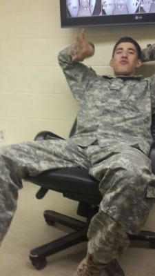 exclusivekiks:  Hot military guy 💋💋  Follow me:  http://exclusivekiks.tumblr.com/