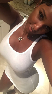 selfysgalore:  No bra, no problem  bernice burgos