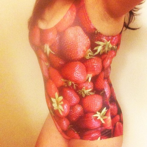 jayleen:  #latenightshenanigans #tryingonclothes #blackmilkclothing #bmstrawberryswim #strawberries #swimsuit #insomnia #selfie