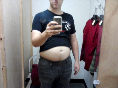 fatboydiet:  bigandstuffed:  Thought I’d grab a t shirt that looked tight to try on at the Salvation Army today. I’ve come to the conclusions that tight shirts feel fantastic on my belly.   I want that shirt, and that cute guy.