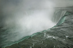 flashofgod:  Annie Liebovitz, Niagra Falls, Ontario, Canada,