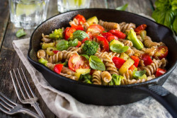 foodffs:  Lemon Garlic Pasta with Fresh VeggiesReally nice recipes.