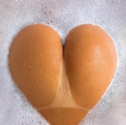 toptobottomstar:  I’ve posted a heart that looks like a butt, so here is a butt that looks like a heart. A buttheart, rather then a heartbutt?  Excellent &hellip;