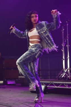 celebritiesofcolor:  FKA Twigs performing at Parklife Festival