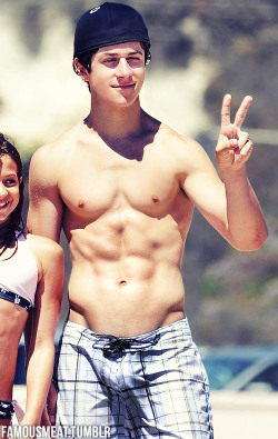 famousmeat:  Shirtless David Henrie bulges at the beach 