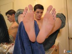 bigfoot107:HUGE BEAUTIFUL FEET! SEE SOME HAVE HUGE FEET BUT THERE