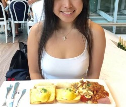 zzsi3ofofoc:  My breakfast seem so small 😧