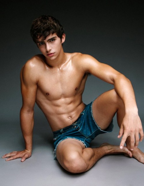 service-station-for-alphas:  the-beautiful-prince:RON LEVI PHOTOGRAPHED