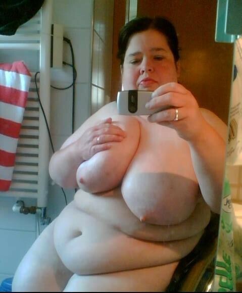 Most plus-size girls don’t think they’re sexy. The (far too rare) few selfies they post prove they’re wrong. Wow! ..
