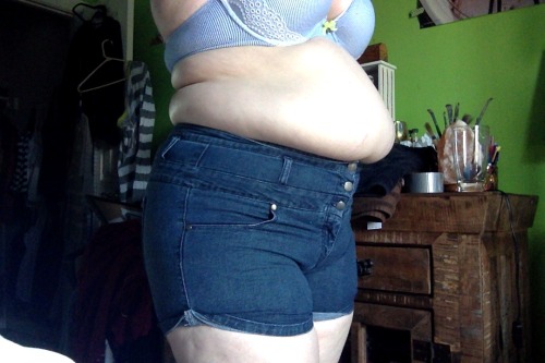 pudgebelly:  This is my encourager/feedee trying on some shorts she says fit fine just last summer. You know, before she started talking to me and has since gained almost 50 pounds in a year… Show her some love, she’s so wonderful she deserves all