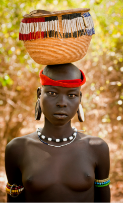 areyoustrange:  a—fri—ca:  Mursi girl, Ethiopia - Photo by Gerry