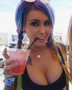 fuck yeah it’s friday 🍹🌴 come be my internet friend