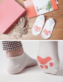 paperanomaly:  legendorga:  CAT PAW SOCKS  WANT. MUST WANT OH