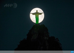 afp-photo:  BRAZIL, Rio de Janeiro : The moon descends behind