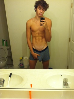 bonermakers:  Twink with a bulge. 