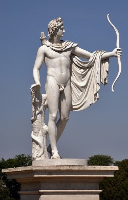 hadrian6:  Statue of Apollo.  gardens of the Chateau Champs