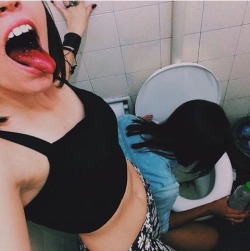 *Acá con mi amiga en baño vomitando esta re quebrada la uacha*