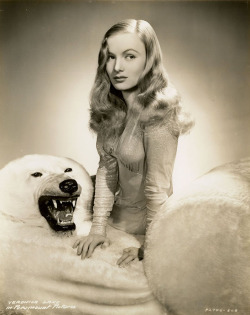 gmgallery:  Veronica Lake, 1942www.stores.eBay.com/GrapefruitMoonGallery