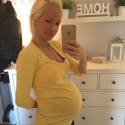 selfshotpreggo:  A bit more of this beautiful pregnant woman.