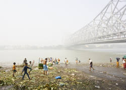 thebarrenland:  Bathing in the Hoogly, Kolkata 