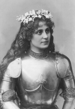 vestatilleys:Lotte Medelsky as Joan of Arc, 1909.