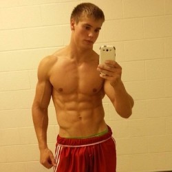 cuteguy-nicemuscle:  x