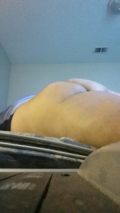 6cubchubbigmeat:Delicioso culo  I don’t like coconut, but damn I could eat those mounds all day long.