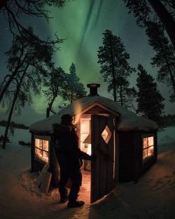 cabinporn:  “I stayed in this hut in Finnish Lapland on an