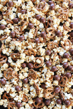 verticalfood:  Peanut Butter Pretzel Caramel Popcorn 