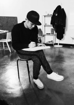 bigbanghoe-deactivated20210121:  Beenzino drawing in the studio.