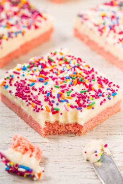 sweetoothgirl:    STRAWBERRY COOKIE BARS WITH VANILLA CREAM CHEESE