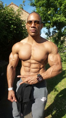 keepemgrowin:  swoleoclock:The very swole Roger Snipes with his