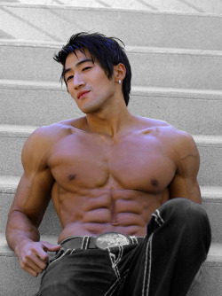 sixpackde:  https://www.tumblr.com/blog/sixpackde
