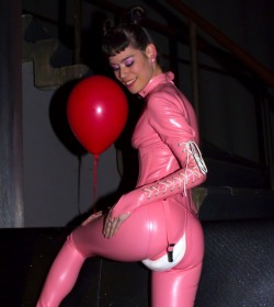   ❤  I can’t get enough of this babypink latex catsuit 