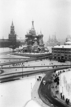 a-t-o-m-i-c:  A photo by Elliott Erwitt, Moscow, 1968 