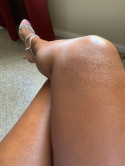 kinkysista6969:  Shoe Porn👠#sexy #toes #feet #calves #thighs