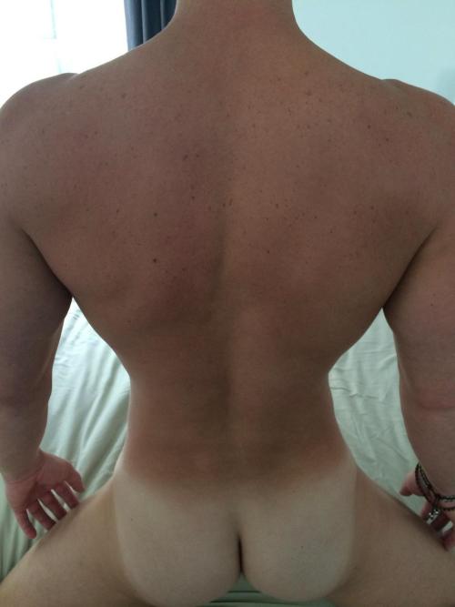 texasfratboy:  a perfect v shape with sexy tan lines!
