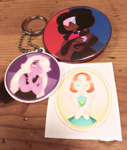 Y’AAAAAALLLL check out my new merch! The Steven Universe sticker/keychain/pin