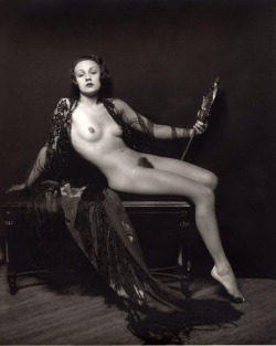 igetoffmylawn:  The reoccurring mirror of Alfred Cheney Johnston.