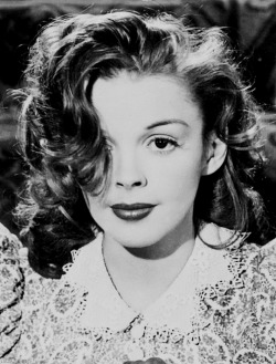 lejazzhot:  Judy Garland in The Harvey Girls, 1946. https://painted-face.com/