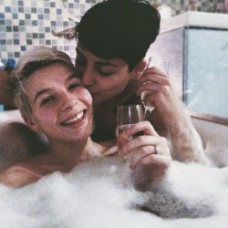 lu-ia:  Bubble bath, champaign and strawberries with my love