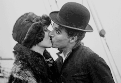  © Siws Charlie Chaplin kissing Georgia Hale in ”The Gold
