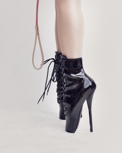 sutiblr: Ballet Boots with Leash