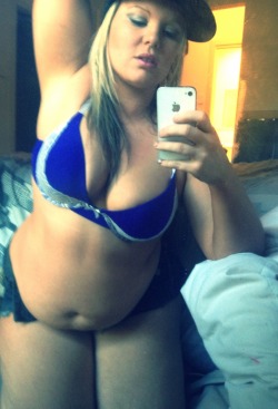 thickwhitechocolate:  Wearing my new blue bra & fave black