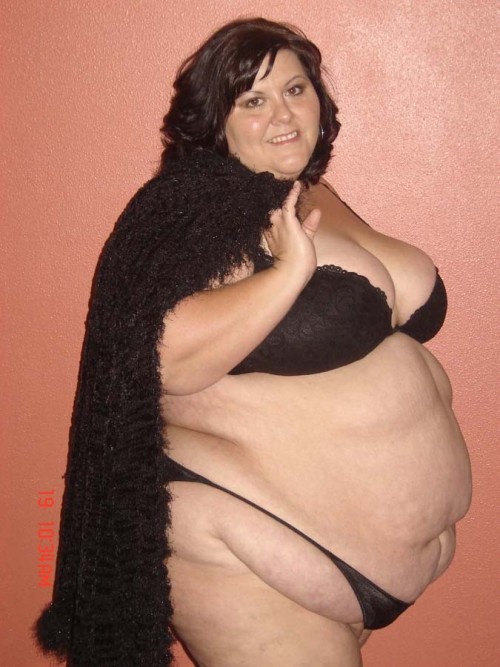 chubbarubba:  Bella in Black