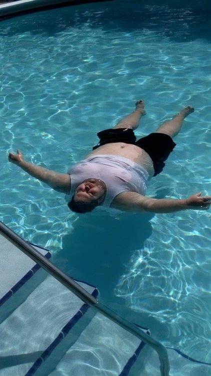 chubbylove83:  :)-    Love that belly down bed cleavage