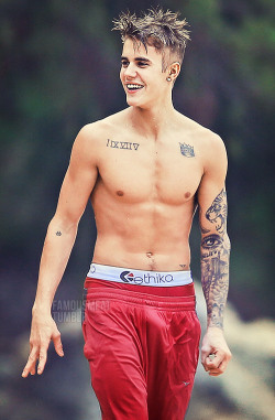 famousmeat:  Shirtless Justin Bieber bulges on the beach with