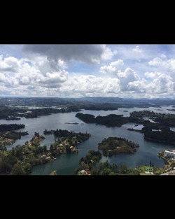 #guatape #pueblo #Colombia #elpenol #elpeñol #bigassrock almost