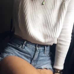 daretobefashionable:  Crop Sweater / Denim Shorts 